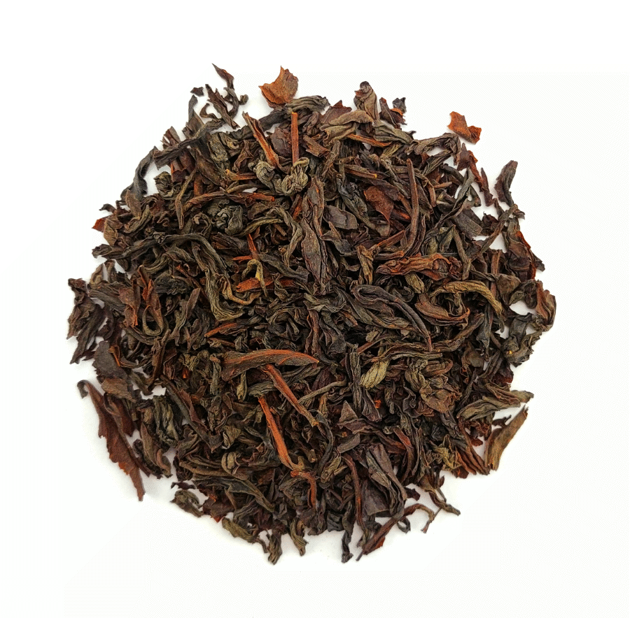 Zbliżenie na liście czarnej herbaty Kingsleaf Large Leaf OPA o głębokim brązowym kolorze.