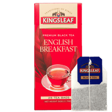 Herbata czarna Kingsleaf English Breakfast 25 torebek, 50 g, czerwone opakowanie z widoczną torebką herbaty i granatową zawieszką.