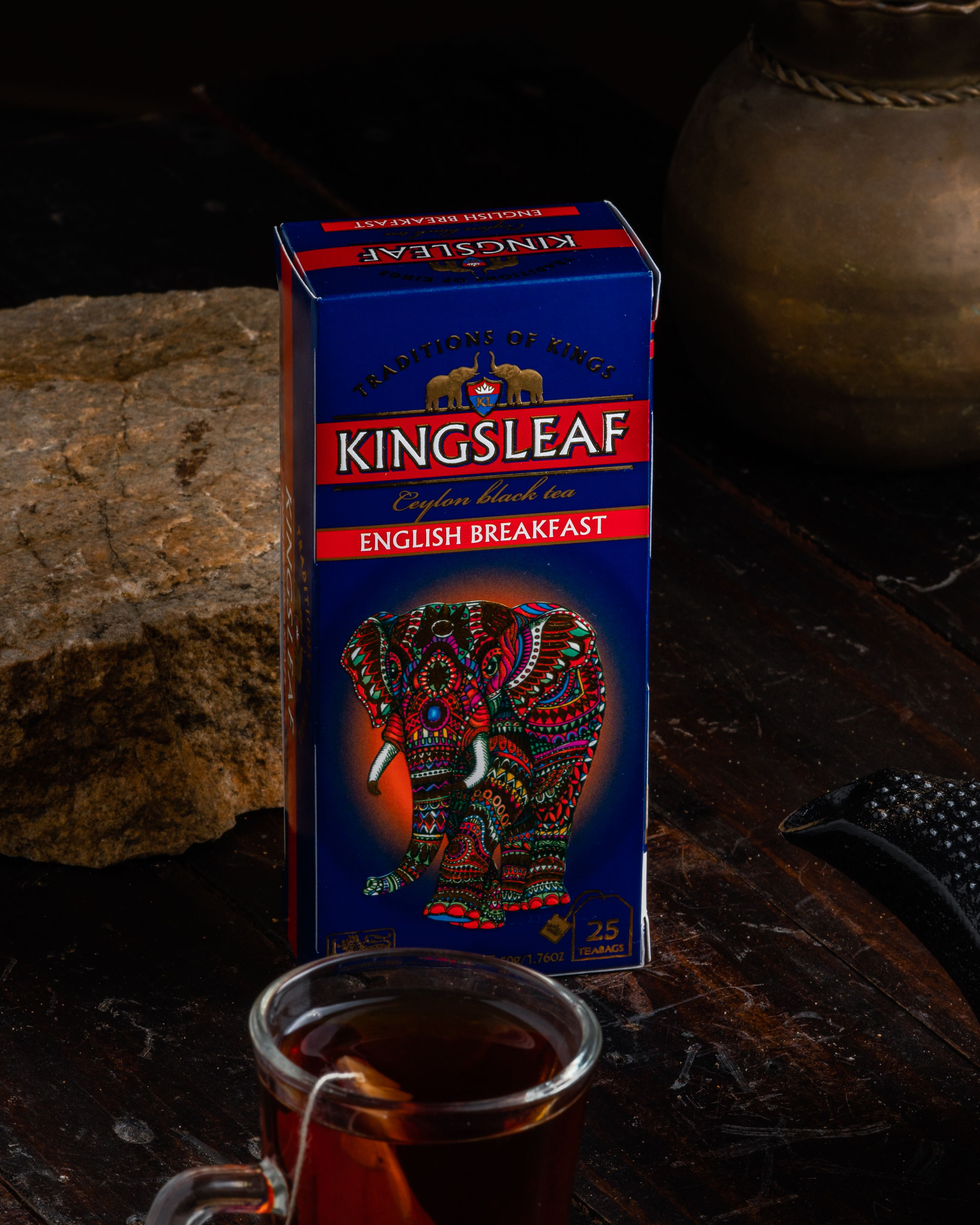 Perspektywiczne zdjęcie opakowania Kingsleaf English Breakfast podkreślające luksusowy wygląd.