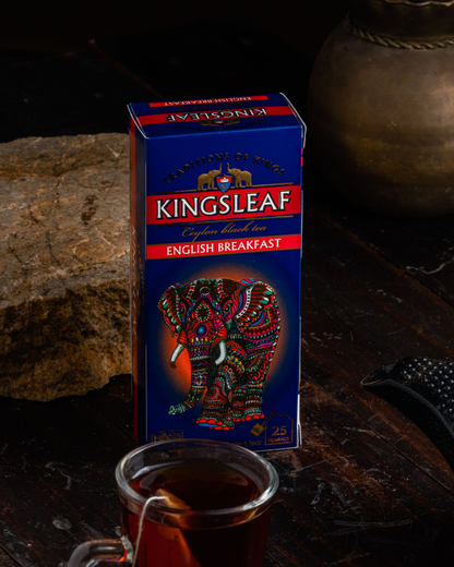 Perspektywiczne zdjęcie opakowania Kingsleaf English Breakfast podkreślające luksusowy wygląd.