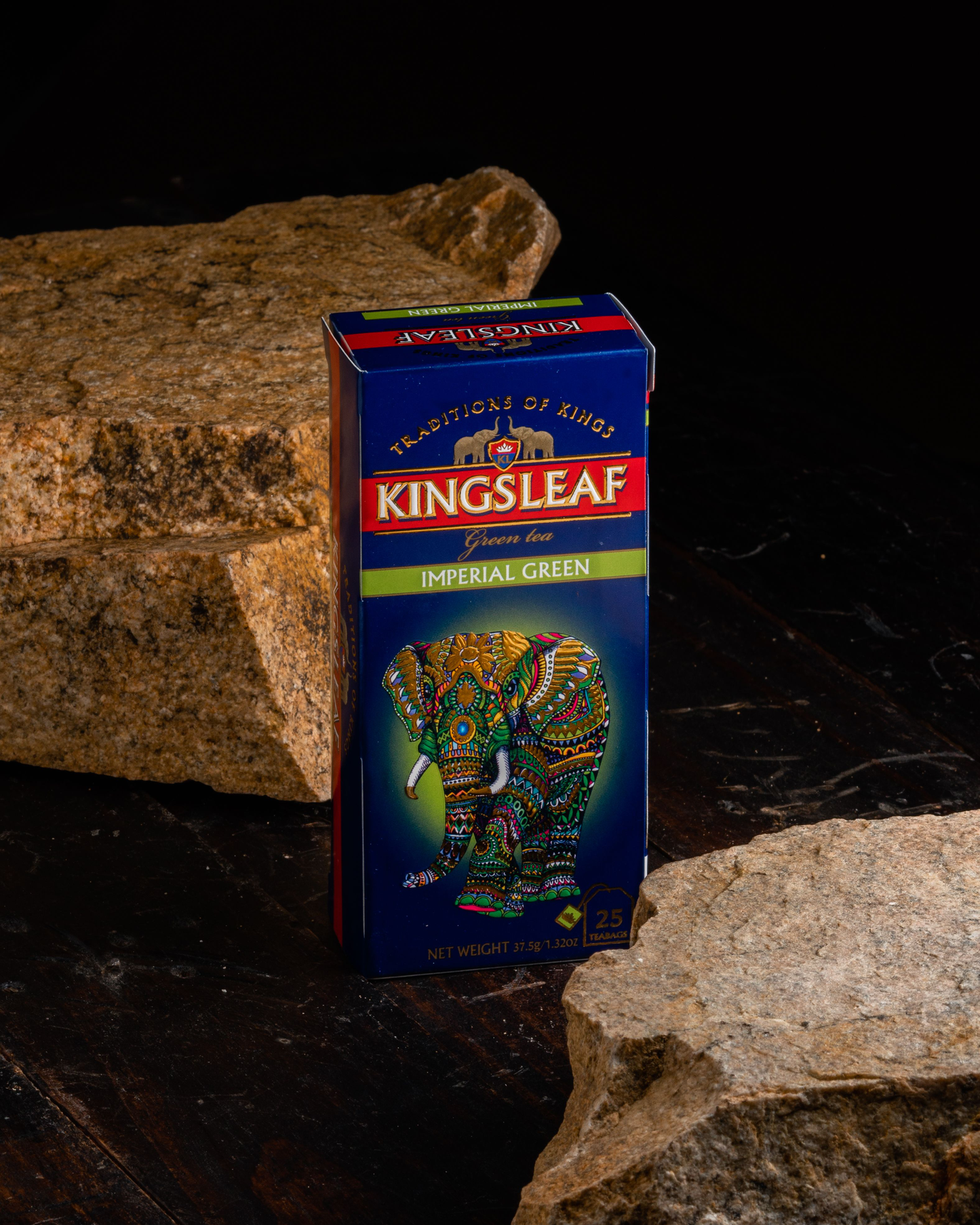 Pudełko Kingsleaf Imperial Green ustawione na kamieniach – naturalne tło podkreślające charakter herbaty.