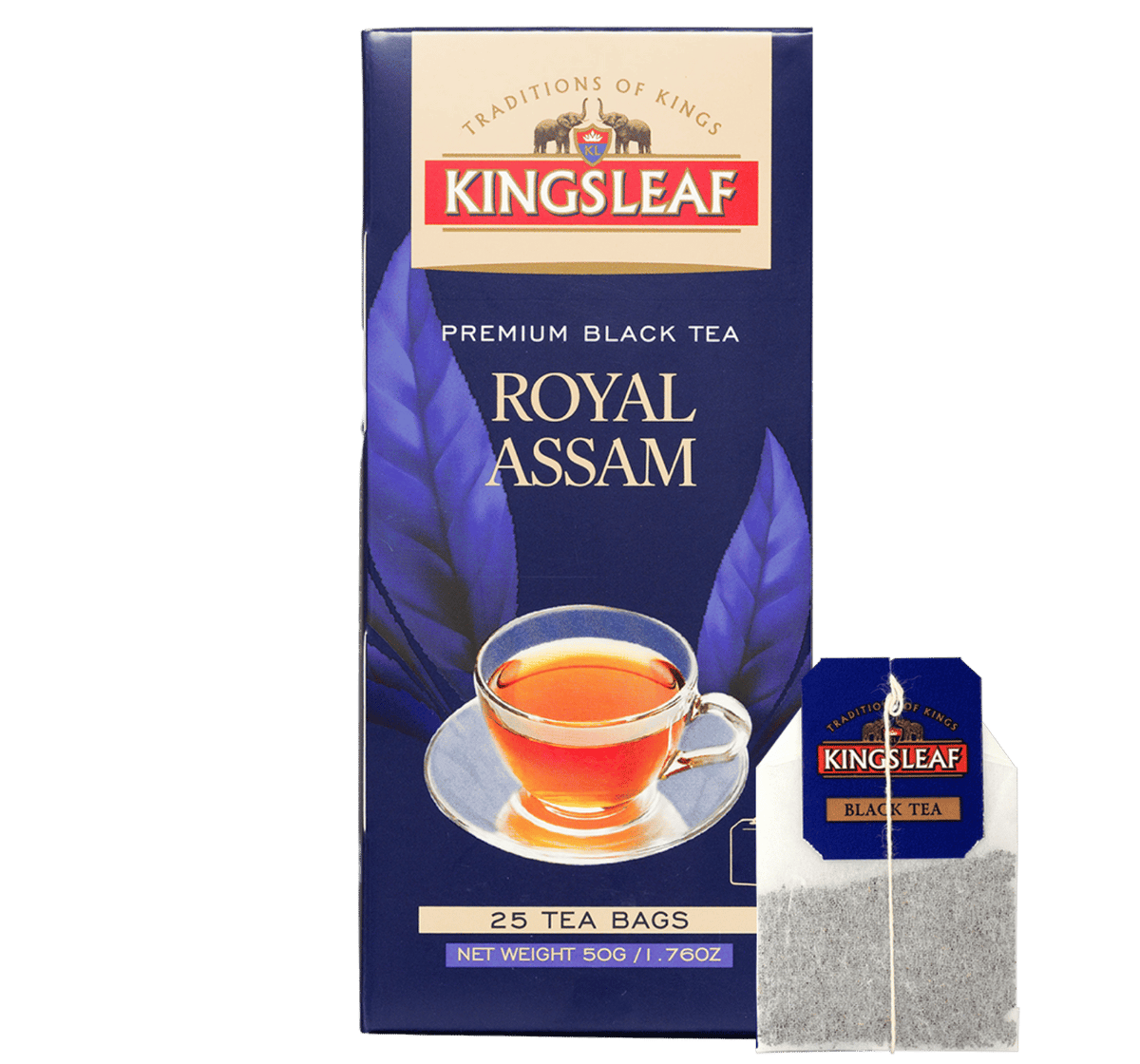 Herbata czarna Kingsleaf Royal Assam 50 g w granatowym opakowaniu, obok pojedyncza saszetka herbaty z zawieszką Kingsleaf.