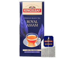 Herbata czarna Kingsleaf Royal Assam 50 g w granatowym opakowaniu, obok pojedyncza saszetka herbaty z zawieszką Kingsleaf.