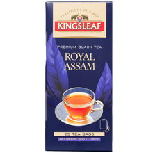 Herbata czarna Kingsleaf Royal Assam 25 saszetek, 50 g, front granatowego opakowania z filiżanką herbaty i logo Kingsleaf.