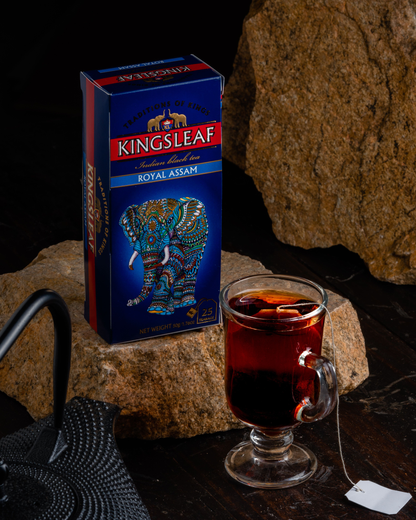 Front opakowania Kingsleaf Royal Assam z niebieskim, ozdobnym słoniem i złotymi detalami.