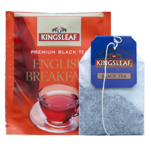 Saszetka herbaty Kingsleaf English Breakfast z niebieską zawieszką i czerwoną kopertą z logo producenta.