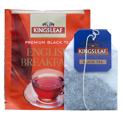Saszetka herbaty Kingsleaf English Breakfast z niebieską zawieszką i czerwoną kopertą z logo producenta.