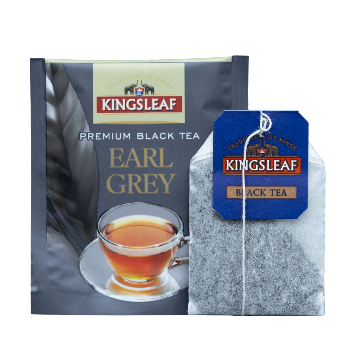 Herbata Kingsleaf Earl Grey w pojedynczej kopercie, obok torebka herbaty ze sznurkiem i niebieską zawieszką z logo Kingsleaf.