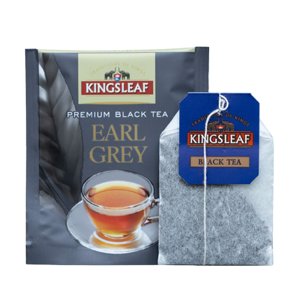 Herbata Kingsleaf Earl Grey w pojedynczej kopercie, obok torebka herbaty ze sznurkiem i niebieską zawieszką z logo Kingsleaf.