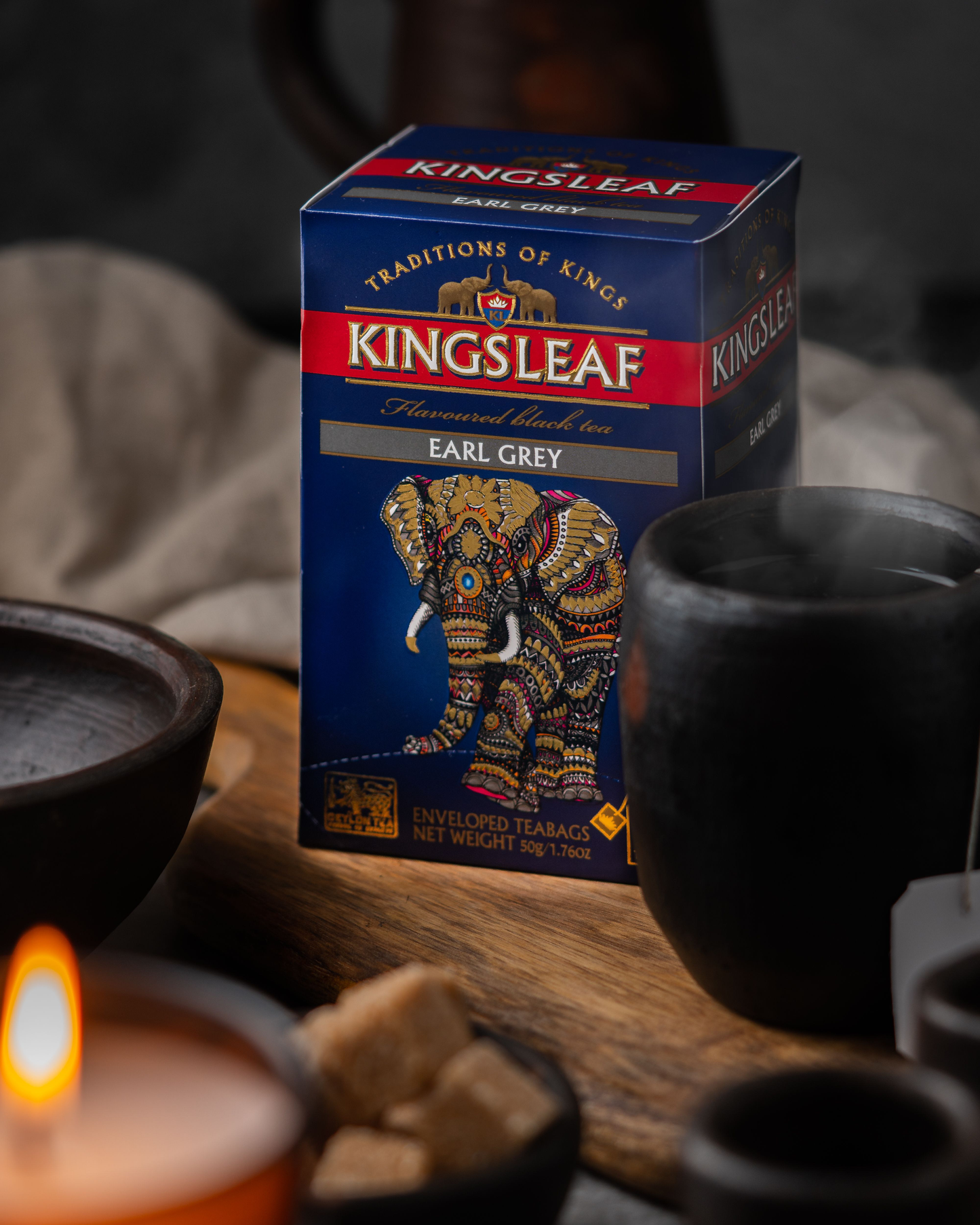 Perspektywiczne zdjęcie opakowania herbaty Kingsleaf Earl Grey podkreślające elegancki design.