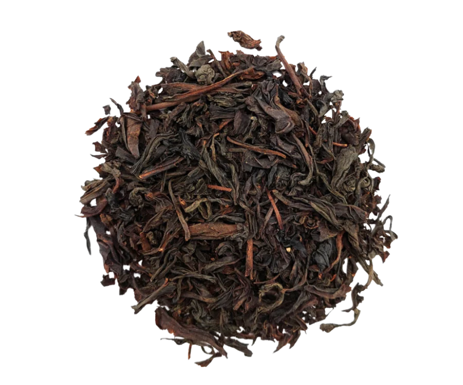 Suszone liście czarnej herbaty Kingsleaf Earl Grey z dodatkiem aromatu bergamotki, widoczne z bliska.