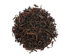 Suszone liście czarnej herbaty Kingsleaf Earl Grey z dodatkiem aromatu bergamotki, widoczne z bliska.