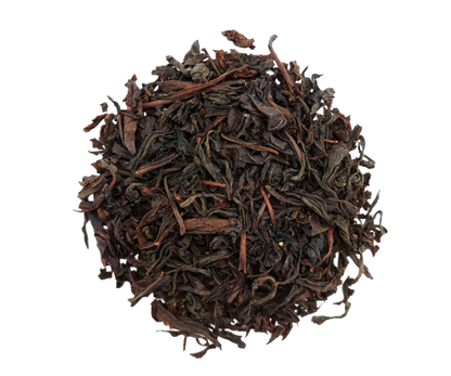 Suszone liście czarnej herbaty Kingsleaf Earl Grey z dodatkiem aromatu bergamotki, widoczne z bliska.