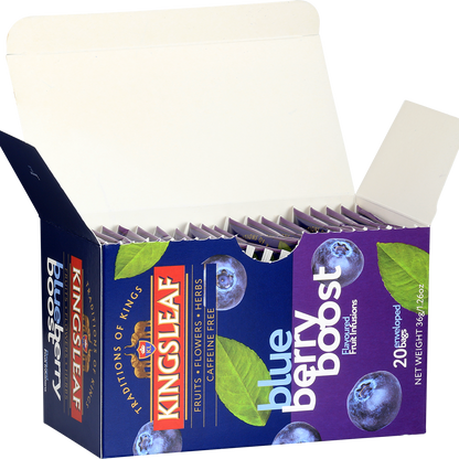 Otwarte pudełko herbaty Kingsleaf Blueberry Boost z widocznymi saszetkami – aromatyczna herbata owocowa z jagodami.