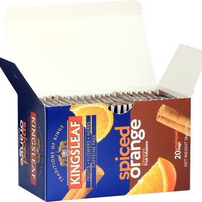 Otwarte pudełko herbaty Kingsleaf Spiced Orange z widocznymi saszetkami – aromatyczna herbata o smaku pomarańczy i przypraw.