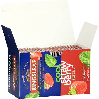 Otwarte pudełko herbaty Kingsleaf Cool Strawberry z widocznymi saszetkami – truskawkowa herbata z miętą bez kofeiny.