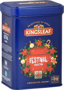 Kingsleaf Chocolate Cherry w ozdobnej puszce z girlandą, pierniczkiem i prezentami – aromatyczna herbata czarna Ceylon.