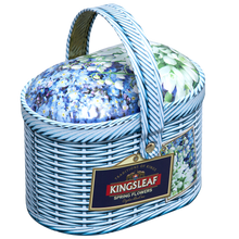 Herbata czarna Kingsleaf Spring Flowers 100 g w dekoracyjnej puszce w kształcie wiklinowego koszyczka z motywem kwiatów.