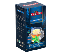 Opakowanie herbaty Kingsleaf Moroccan Mint zielona herbata z miętą w kopertach prezentowane na tle graficznych liści.