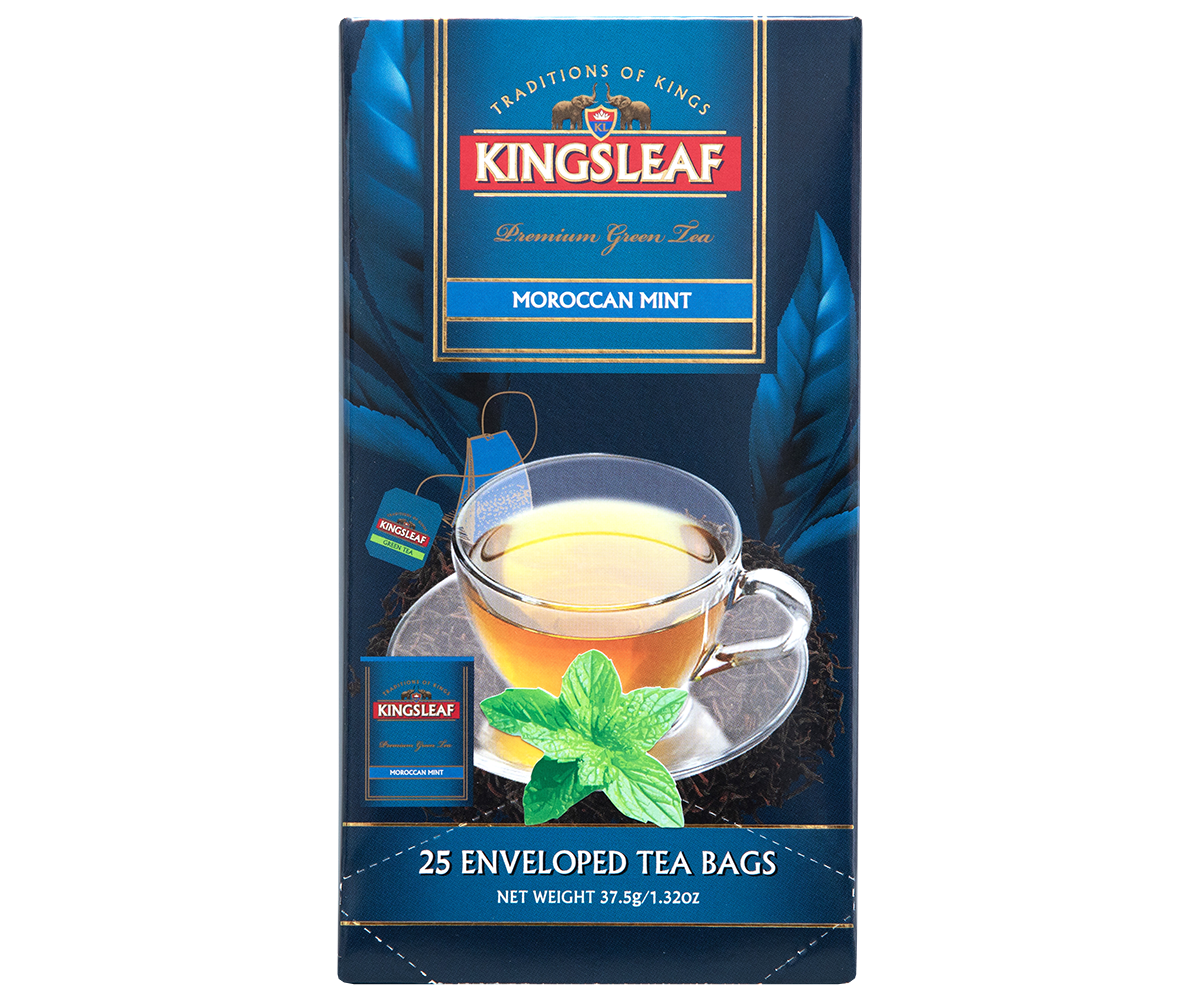 Przód pudełka Kingsleaf Moroccan Mint z filiżanką zaparzonej herbaty i świeżą miętą podkreślającą smak.