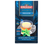 Przód pudełka Kingsleaf Moroccan Mint z filiżanką zaparzonej herbaty i świeżą miętą podkreślającą smak.