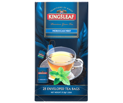Przód pudełka Kingsleaf Moroccan Mint z filiżanką zaparzonej herbaty i świeżą miętą podkreślającą smak.