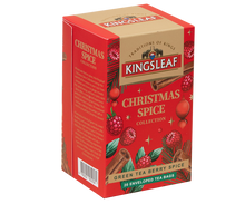 Kartonik Kingsleaf Green Tea Berry Spice zaprezentowany pod kątem z detalami kolekcji Christmas Spice.