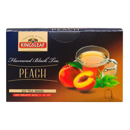 Herbata czarna Kingsleaf Peach 20 x 2 g w granatowo pomarańczowym opakowaniu z grafiką brzoskwini i filiżanki herbaty.