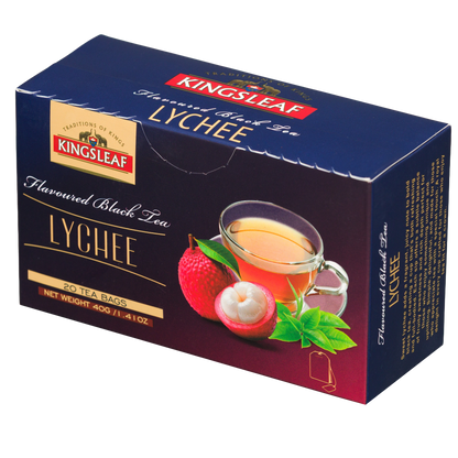Herbata czarna Kingsleaf Lychee 20 x 2 g w granatowo bordowym opakowaniu z grafiką liczi i filiżanki herbaty.