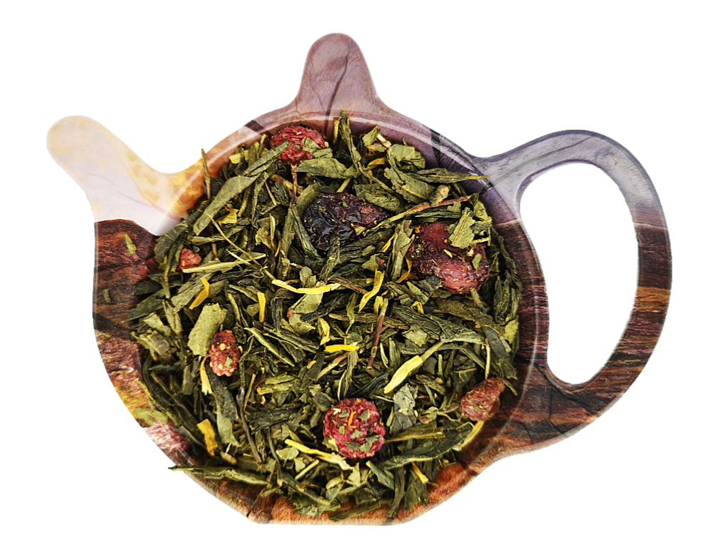Zielona herbata Sencha Alhambra z owocami żurawiny, czerwonej porzeczki i truskawki oraz płatkami nagietka w czajniczku.