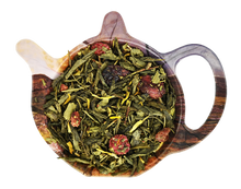 Zielona herbata Sencha Alhambra z owocami żurawiny, czerwonej porzeczki i truskawki oraz płatkami nagietka w czajniczku.