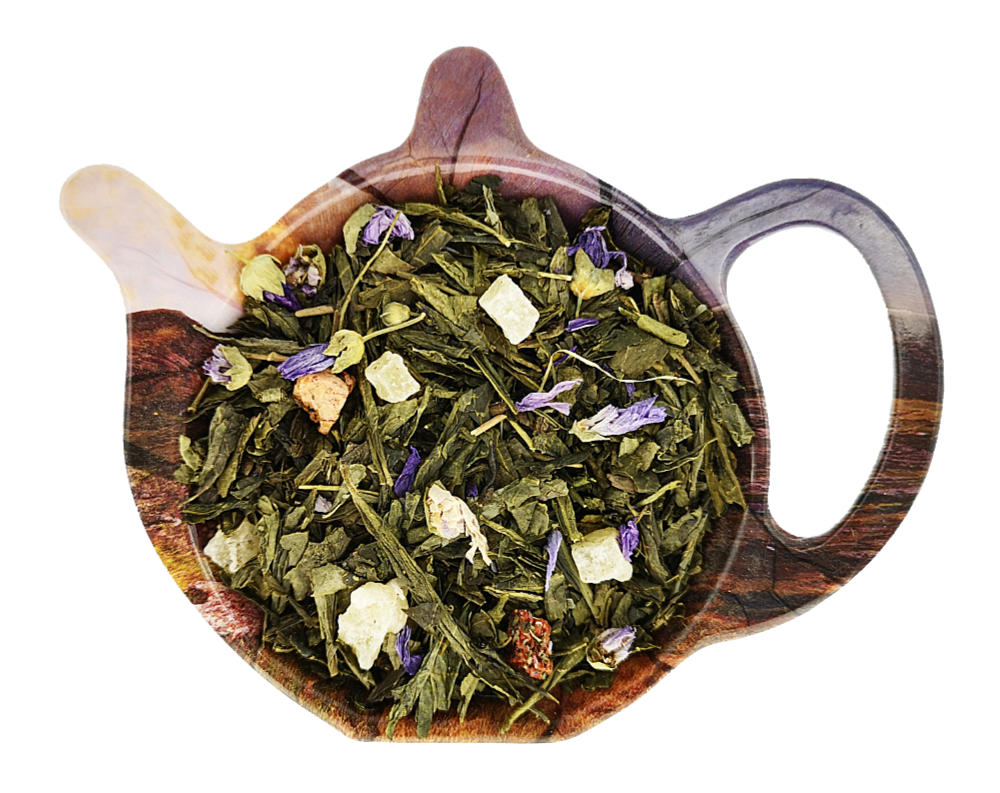 Zielona herbata Sencha Rafaella z ananasem, truskawką, porzeczką i płatkami malwy w naczyniu w kształcie czajniczka.