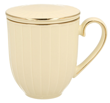Kubek porcelanowy Nina 400 ml w kremowym kolorze z pionowymi żłobieniami i złotym rantem.