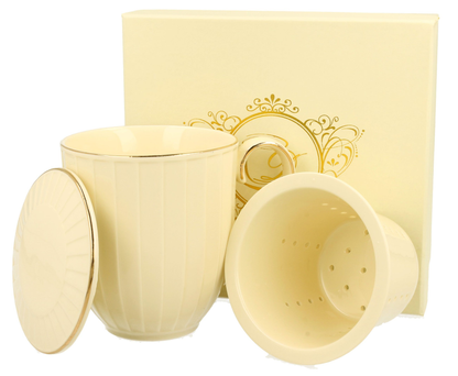 Zestaw porcelanowy Nina 400 ml z kubkiem, pokrywką, zaparzaczem i pudełkiem w odcieniu ecru.