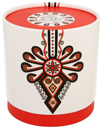 Ozdobne pudełko prezentowe w cylindrycznym kształcie z góralskim motywem parzenicy.