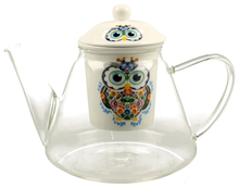 Zestaw: szklany dzbanek z porcelanowym zaparzaczem i pudełkiem ozdobionym wzorem sowy.