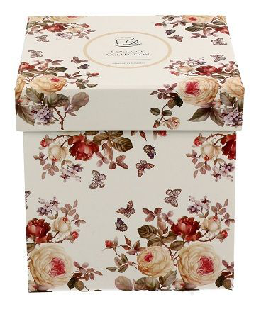 Pudełko prezentowe zdobione motywem róż i motyli, w którym znajduje się porcelanowy kubek Zahra.