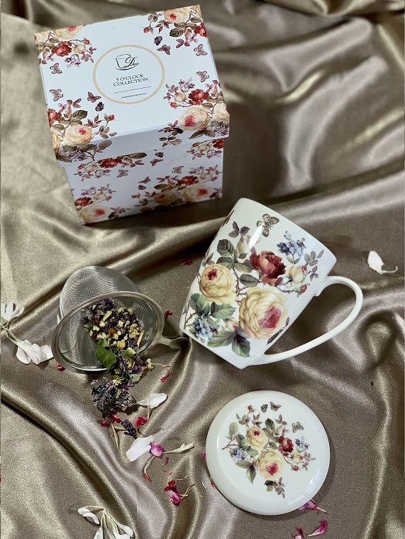 Kubek Zahra z zaparzaczem i pokrywką w kwiatowym stylu, pokazany w otwartej formie.