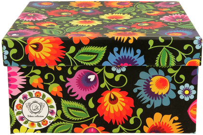 Ozdobne pudełko prezentowe z kolorowym etnicznym motywem kwiatowym na czarnym tle.