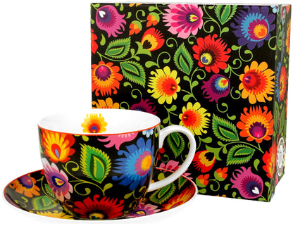 Filiżanka porcelanowa Etnic ze spodkiem ustawiona obok ozdobnego pudełka w tym samym wzorze.