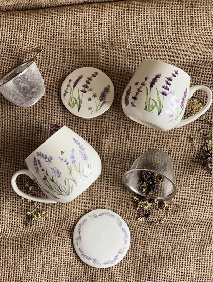 Kubek baryłka Classic Lavender z zaparzaczem i ozdobną pokrywką – pojemność 430 ml.