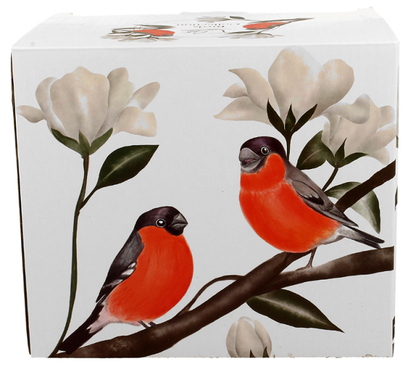 Ozdobne pudełko porcelanowego kubka XXL z motywem gilów na gałązkach.