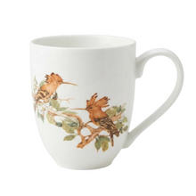 Biały kubek porcelanowy z ilustracją dwóch dudków siedzących na gałęzi z liśćmi i kwiatami