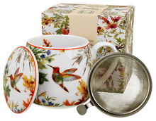 Kubek Linnea 430 ml z zaparzaczem, pokrywką i pudełkiem ozdobnym w kwiaty, ujęcie zestawu.