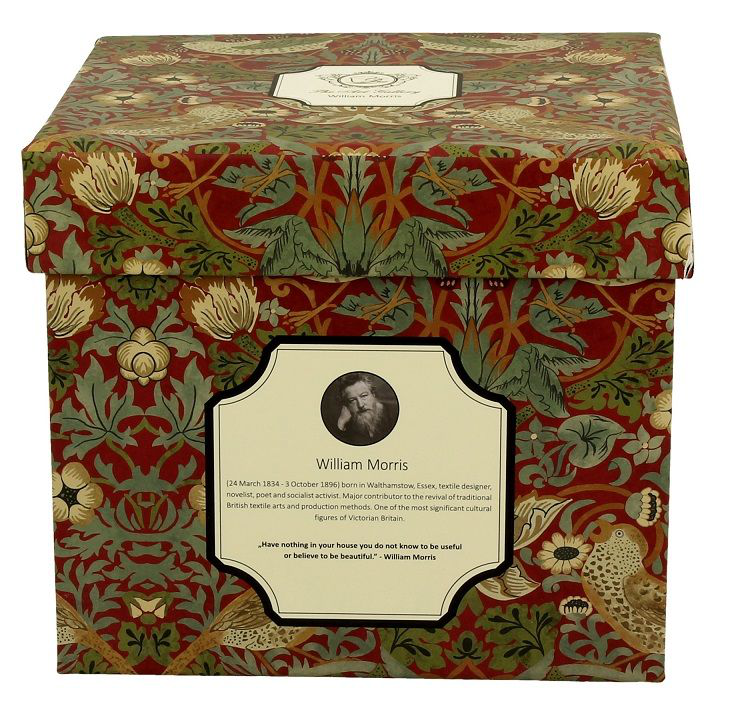 Ozdobne pudełko prezentowe w stylu Williama Morrisa, pokryte czerwonym wzorem Strawberry Thief z motywami ptaków i roślin.