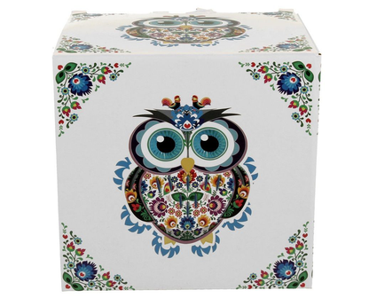Ozdobne pudełko z etnicznym wzorem sowy i kwiatów.