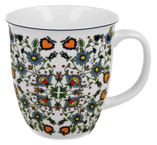 Kubek porcelanowy zdobiony kaszubskim wzorem w kwiaty i serduszka.