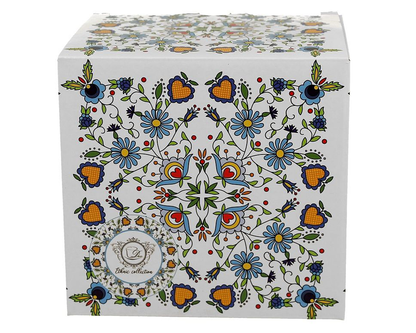 Pudełko z kaszubskim wzorem w kolorach niebieskim, zielonym i pomarańczowym.