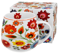 Zestaw: kubek baryłka Łowicz 430 ml na tle dopasowanego pudełka prezentowego z kwiatowym wzorem.