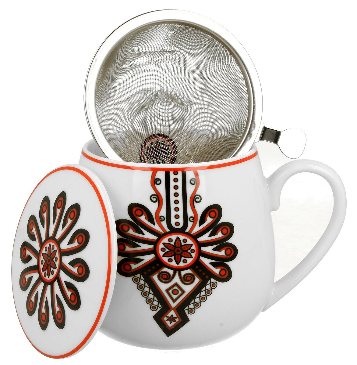 Kubek porcelanowy Parzenica z metalowym zaparzaczem i pokrywką obok.